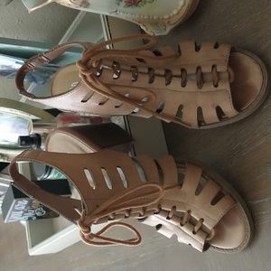 Soda brand gladiator style sandals, 7.5M, tan, no heel marks, great condition